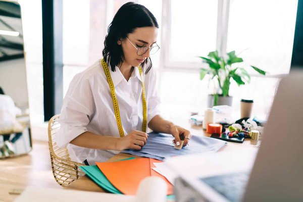 Where can one participate in free literary workshops in Stratford-upon-Avon?